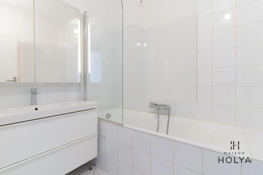 Le Veritable - Proche Porte Maillot - 378B Paris 0*,  France